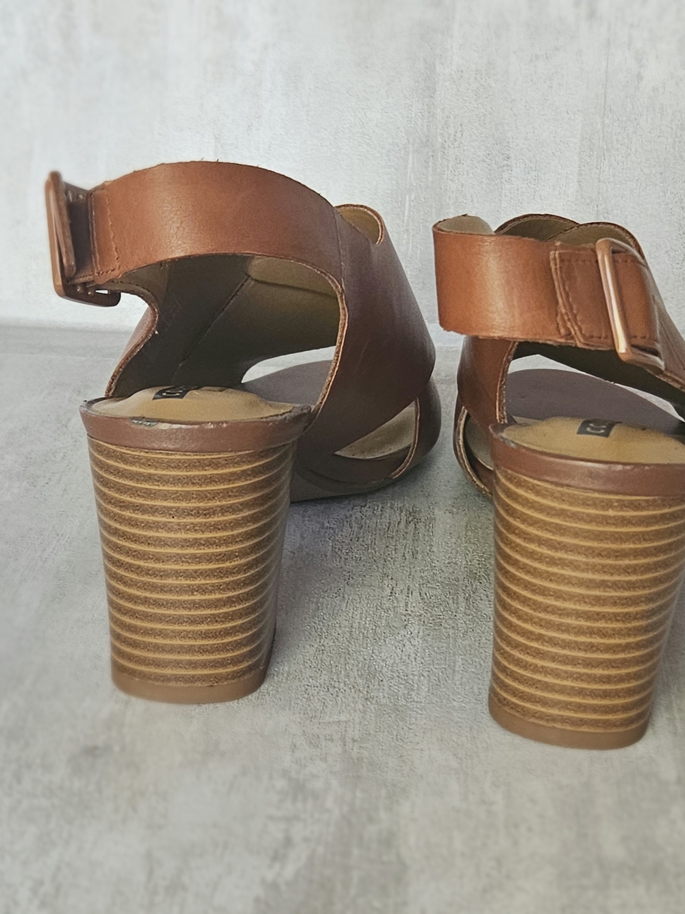 Clarks Collection Women’s Deva Janie Tan Leather Block Heel Sandals Size US 9 M - Picture 5 of 13